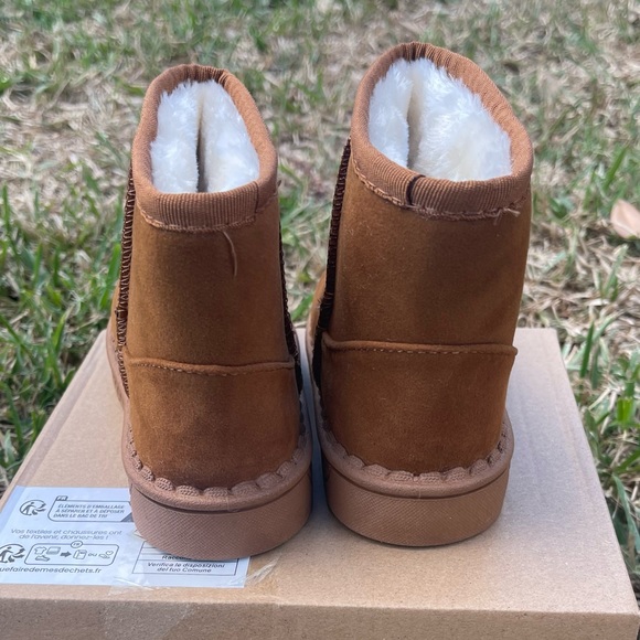 SOLD- Sold- Cozy Toddler Girls Boots - Picture 5 of 10
